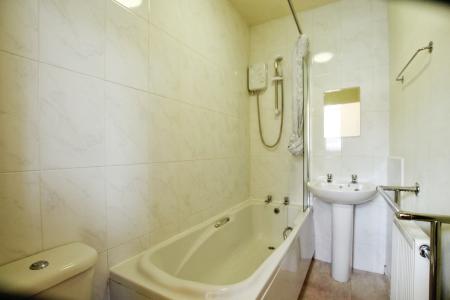 1 bedroom Flat to let in Round Wood Avenue, Baildon, Bradford, BD17