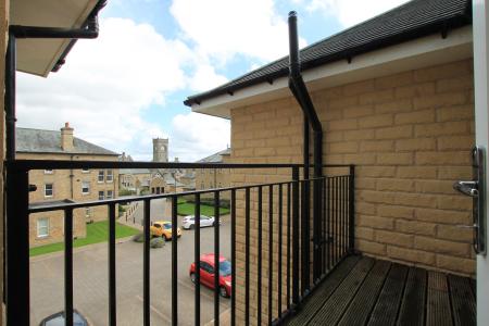 2 bedroom Flat to let in Norwood Drive, Menston, Ilkley, LS29