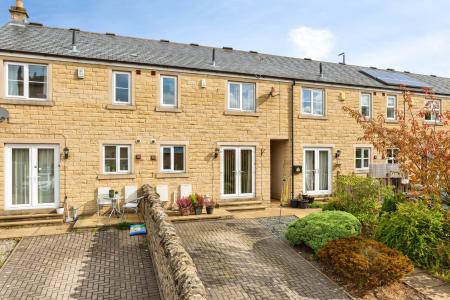2 bedroom Town house for sale in Town Gate Close, Guiseley, Leeds, LS20