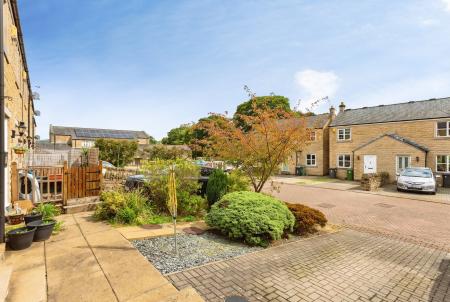 2 bedroom Town house for sale in Town Gate Close, Guiseley, Leeds, LS20