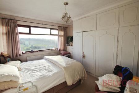 3 bedroom Semi-detached house for sale in Ashwood Gardens, Gildersome, LS27