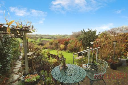 3 bedroom Semi-detached house for sale in Ashwood Gardens, Gildersome, LS27