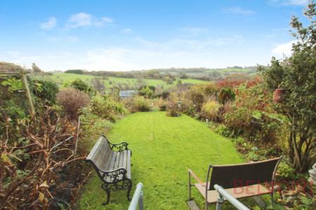 3 bedroom Semi-detached house for sale in Ashwood Gardens, Gildersome, LS27