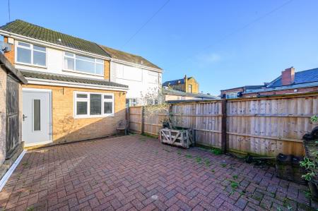 3 bedroom Semi-detached house for sale in Highfield, Wakefield, WF3