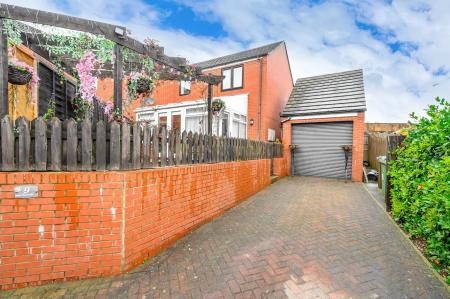 3 bedroom Semi-detached house for sale in Moor Knoll Gardens, Wakefield, WF3