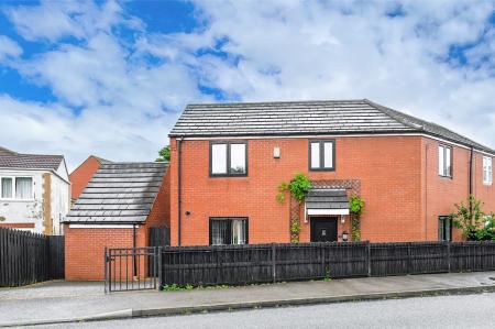3 bedroom Semi-detached house for sale in Moor Knoll Gardens, Wakefield, WF3