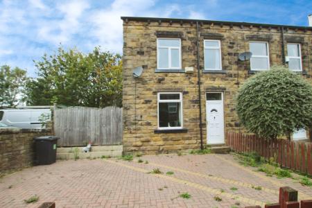 3 bedroom Terraced House for sale in Oxford Street, Leeds, LS27