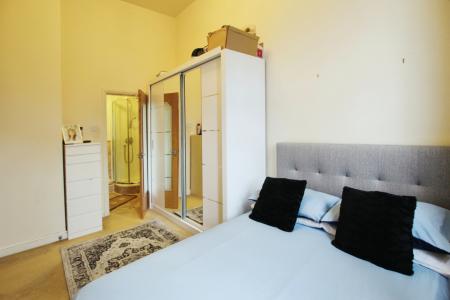 2 bedroom Flat to let in Albion Street, Morley, LS27