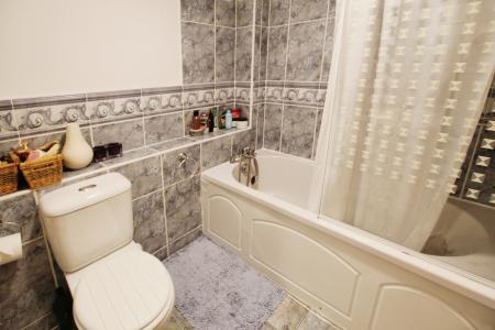 2 bedroom Flat to let in Albion Street, Morley, LS27