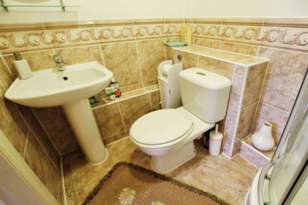 2 bedroom Flat to let in Albion Street, Morley, LS27