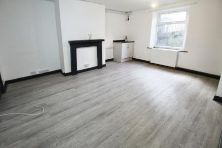 2 bedroom Terraced House to let in Batley Road, Heckmondwike, WF16