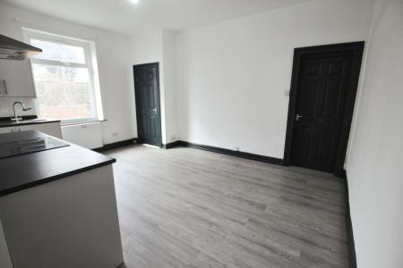 2 bedroom Terraced House to let in Batley Road, Heckmondwike, WF16