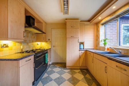 6 bedroom Detached house for sale in Westwood Close, Leeds, LS27