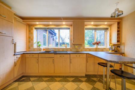 6 bedroom Detached house for sale in Westwood Close, Leeds, LS27