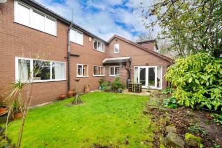 6 bedroom Detached house for sale in Westwood Close, Leeds, LS27