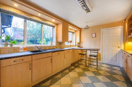 6 bedroom Detached house for sale in Westwood Close, Leeds, LS27