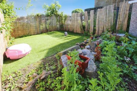 2 bedroom Terraced House to let in Howley Park Terrace, Morley, LS27