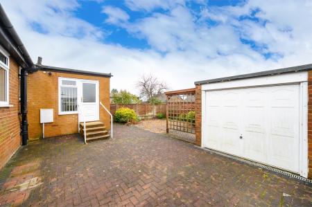2 bedroom Semi-detached bungalow for sale in Croft House Grove, Leeds, LS27