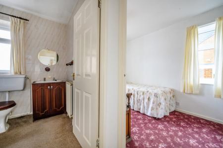 2 bedroom Semi-detached bungalow for sale in Croft House Grove, Leeds, LS27