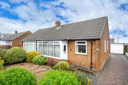 2 bedroom Semi-detached bungalow for sale in Croft House Grove, Leeds, LS27