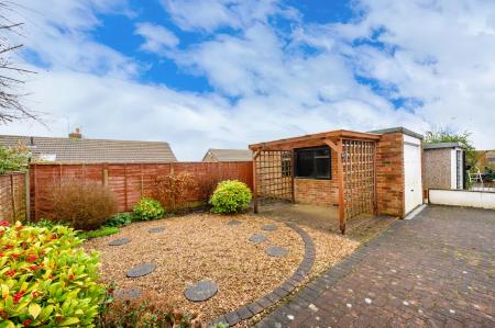 2 bedroom Semi-detached bungalow for sale in Croft House Grove, Leeds, LS27