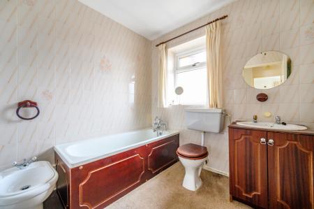 2 bedroom Semi-detached bungalow for sale in Croft House Grove, Leeds, LS27