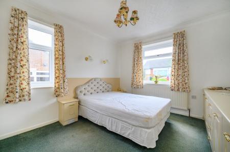 2 bedroom Semi-detached bungalow for sale in Croft House Grove, Leeds, LS27