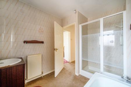 2 bedroom Semi-detached bungalow for sale in Croft House Grove, Leeds, LS27