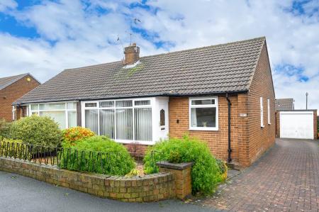 2 bedroom Semi-detached bungalow for sale in Croft House Grove, Leeds, LS27