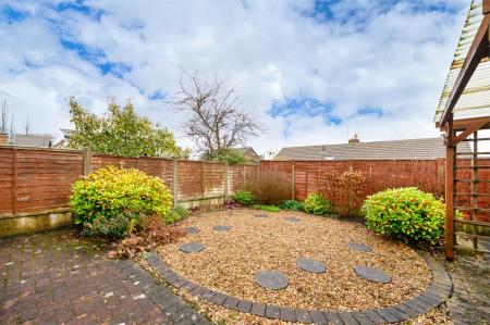 2 bedroom Semi-detached bungalow for sale in Croft House Grove, Leeds, LS27