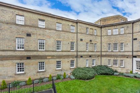 1 bedroom Flat to let in Parklands Manor, Wakefield, WF1