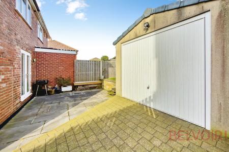 3 bedroom Semi-detached house for sale in Harthill, Leeds, LS27