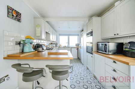 3 bedroom Semi-detached house for sale in The Close, Wakefield, WF3