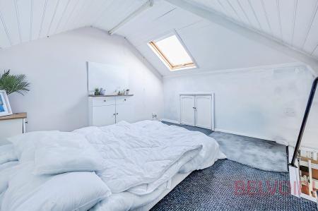 3 bedroom Semi-detached house for sale in The Close, Wakefield, WF3