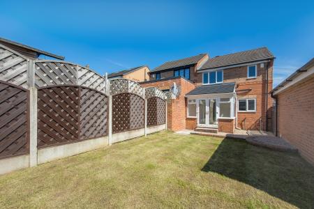 3 bedroom Semi-detached house to let in Stonechat Rise, Morley, LS27