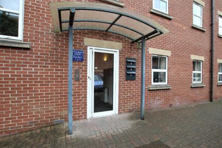 2 bedroom Flat to let in Pullman Court, Morley, LS27