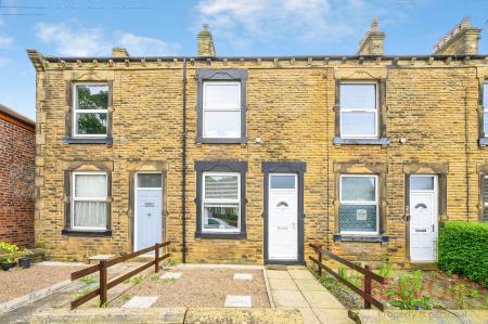 2 bedroom Terraced House for sale in Bradford Road, Wakefield, WF3