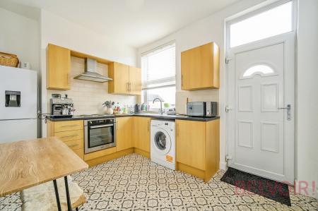 2 bedroom Terraced House for sale in Bradford Road, Wakefield, WF3