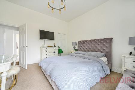 2 bedroom Terraced House for sale in Bradford Road, Wakefield, WF3