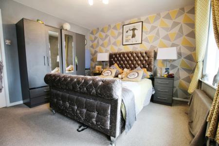 2 bedroom Town house to let in Elland Road, Morley, LS27