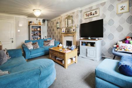 2 bedroom Town house to let in Elland Road, Morley, LS27