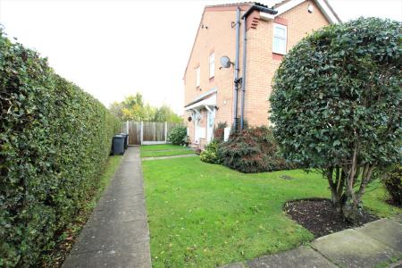 1 bedroom Town house to let in Falcon Mews, Morley, LS27