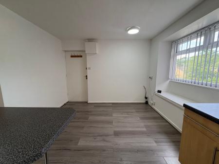 1 bedroom Studio flat to let in Chalner Close, Morley, LS27