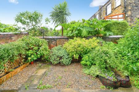 2 bedroom Terraced House for sale in Troy Road, Morley, LS27