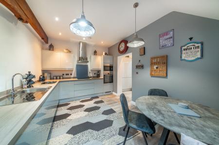 2 bedroom Apartment to let in Priestley Manor, Peel Street, Morley, LS27