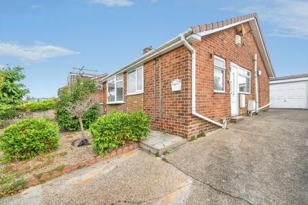 2 bedroom Semi-detached bungalow for sale in Wharfedale Rise, Tingley, WF3