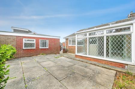 2 bedroom Semi-detached bungalow for sale in Wharfedale Rise, Tingley, WF3
