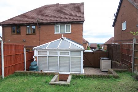 2 bedroom Semi-detached house to let in Ibbetson Road, Churwell, LS27