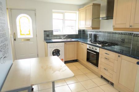 2 bedroom Semi-detached house to let in Ibbetson Road, Churwell, LS27