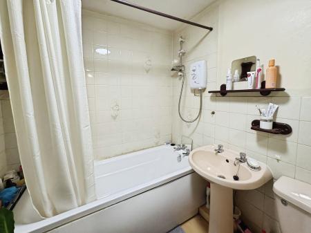 2 bedroom Flat for sale in Ibbetson Mews, Churwell, LS27